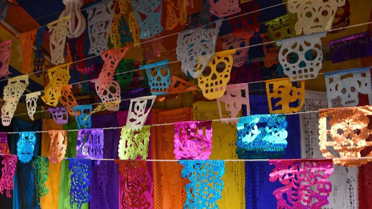 El papel picado es uno de los elementos más importantes de los altares de muertos